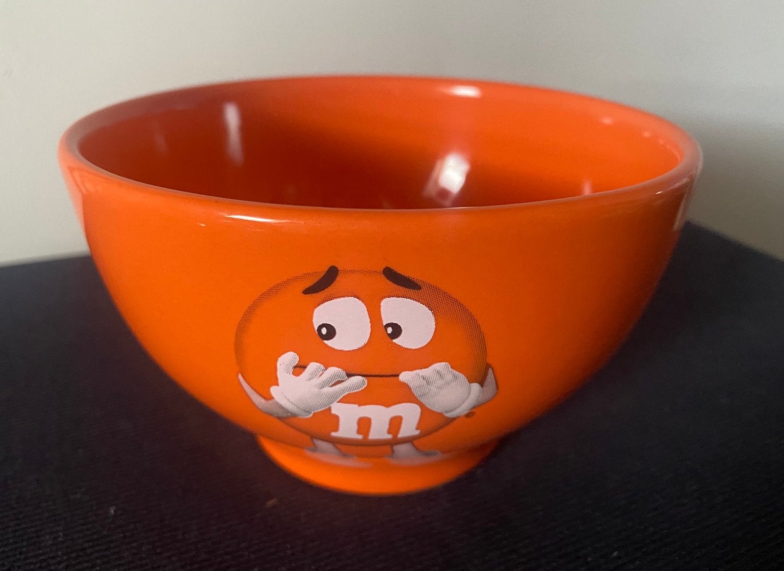 Oranje schaal met oranje M&M en woord Oranje op achterzijde., Ophalen of Verzenden, Zo goed als nieuw, Gebruiksvoorwerp