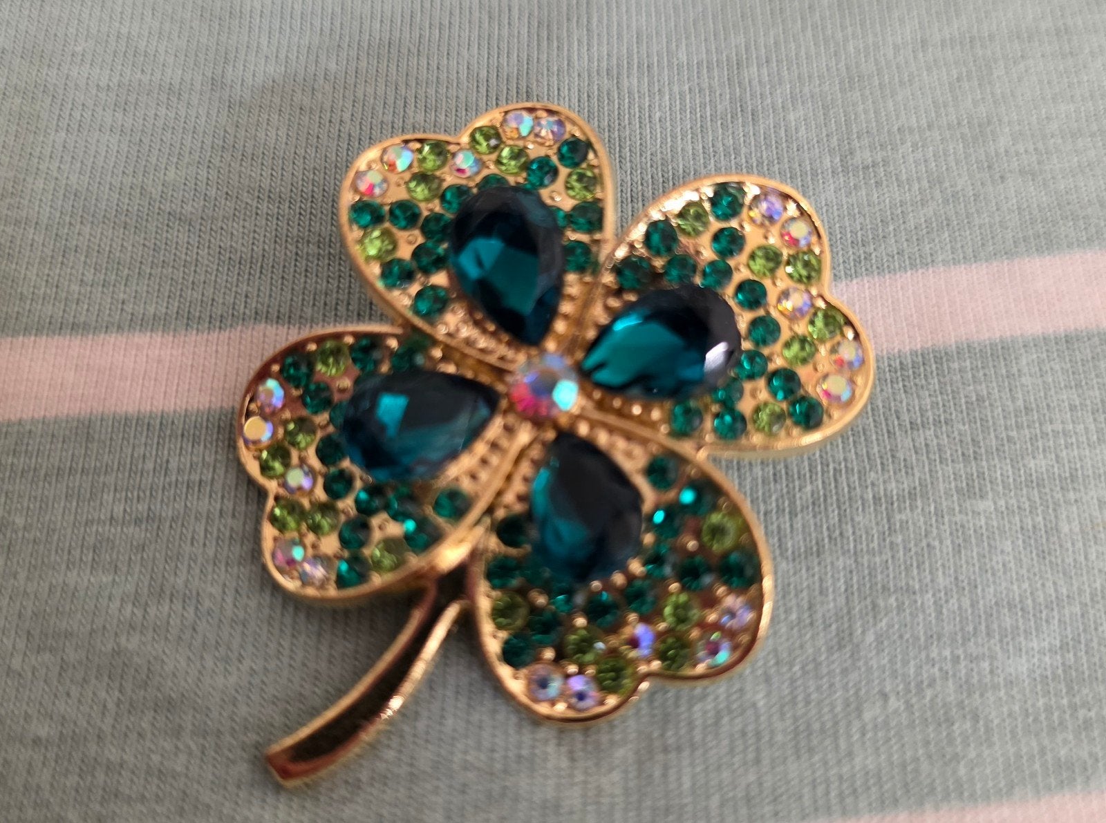 Nieuwe broche KLAVERTJE VIER, Overige materialen, 4 tot 7 cm, Nieuw, Ophalen of Verzenden