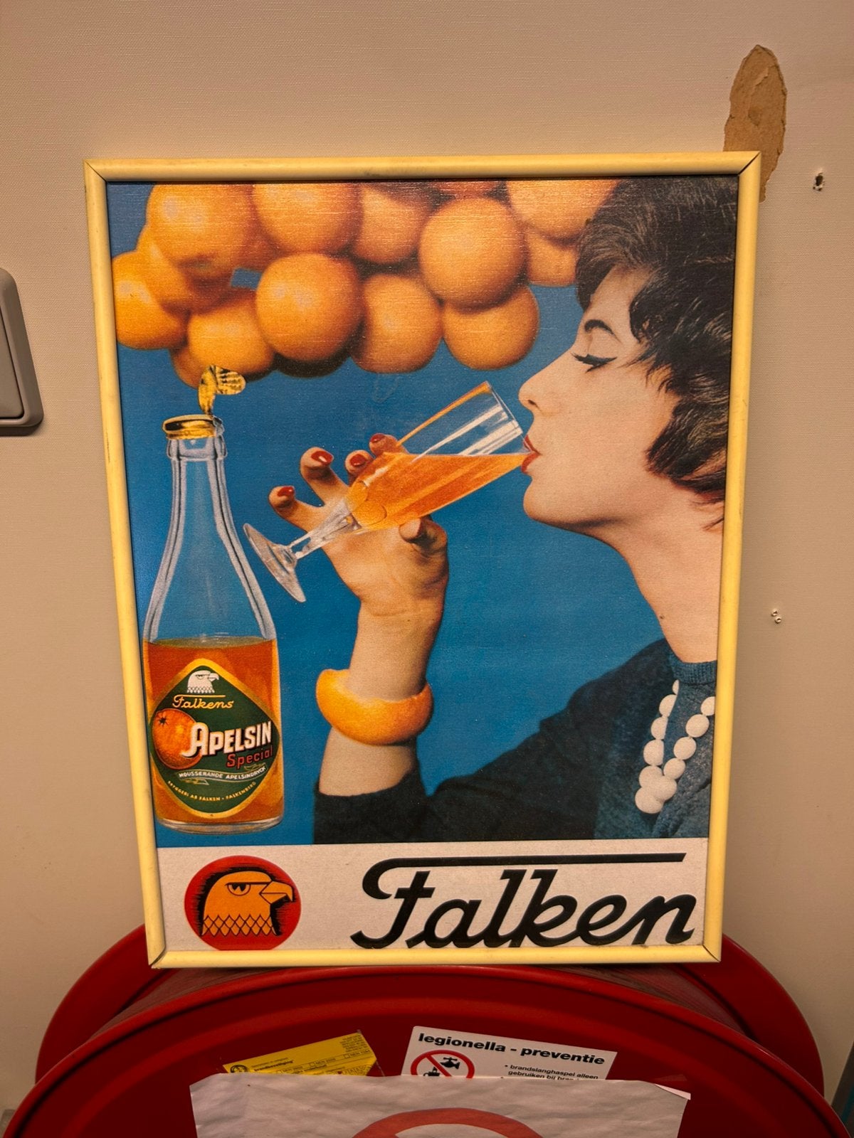 Vintage zweedse reclame poster Falken jaren 60, Antiek en Kunst, Ophalen, Ingelijst, Print, Portret of Personen