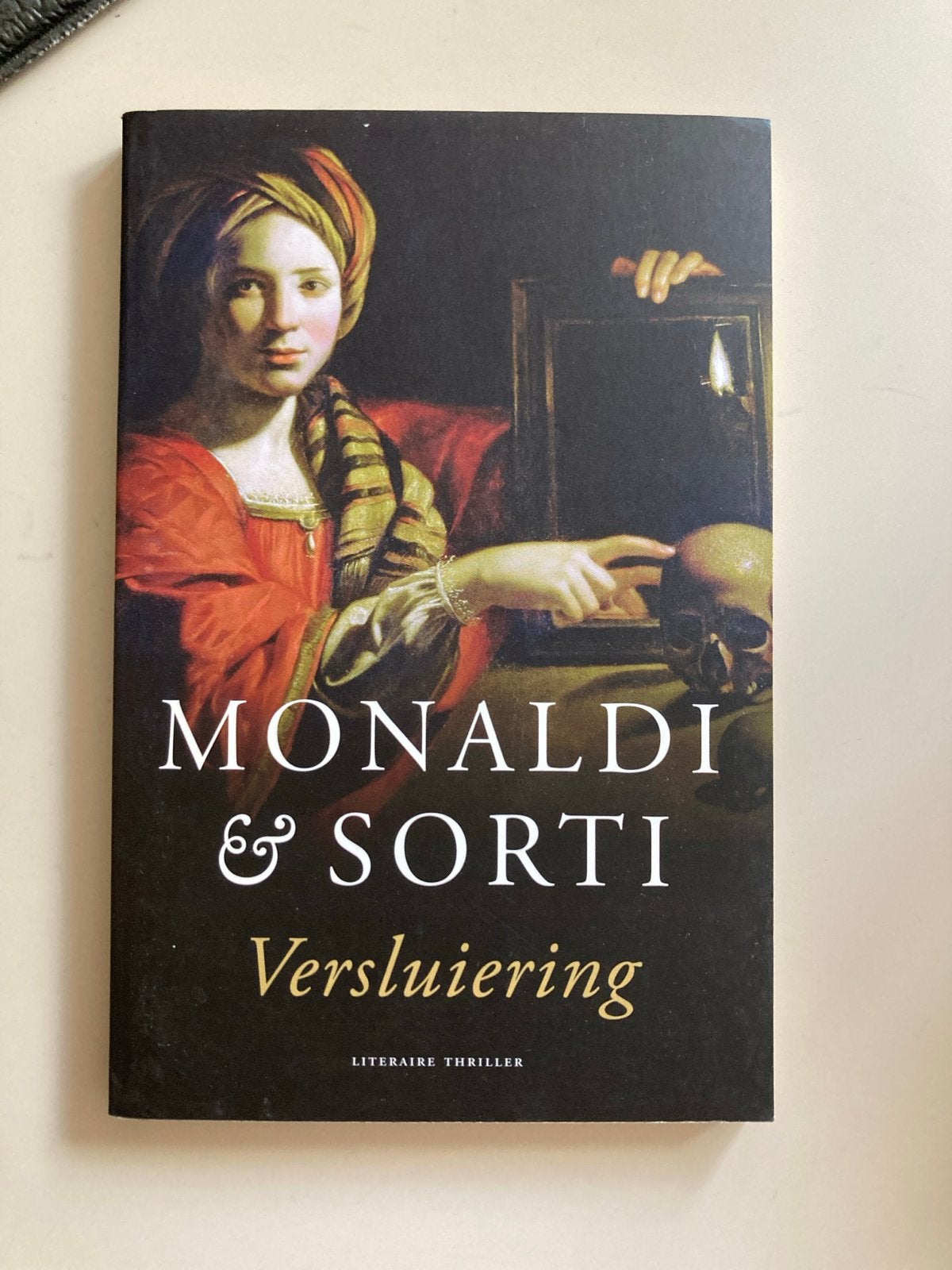 Monadi & Sorti - Versluiering - Literaire thriller, Ophalen of Verzenden, Zo goed als nieuw, Europa overig