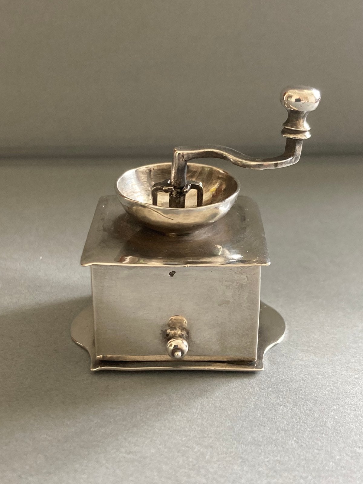Miniatuur zilveren koffiemolen - Arnoldus van Geffen 1741, Ophalen of Verzenden, Zilver