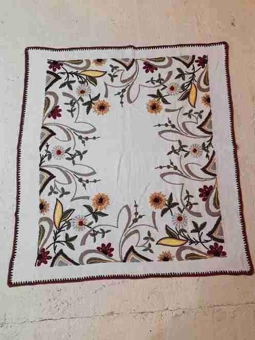 Vintage zonnig tafelkleed geborduurd 145/135 cm