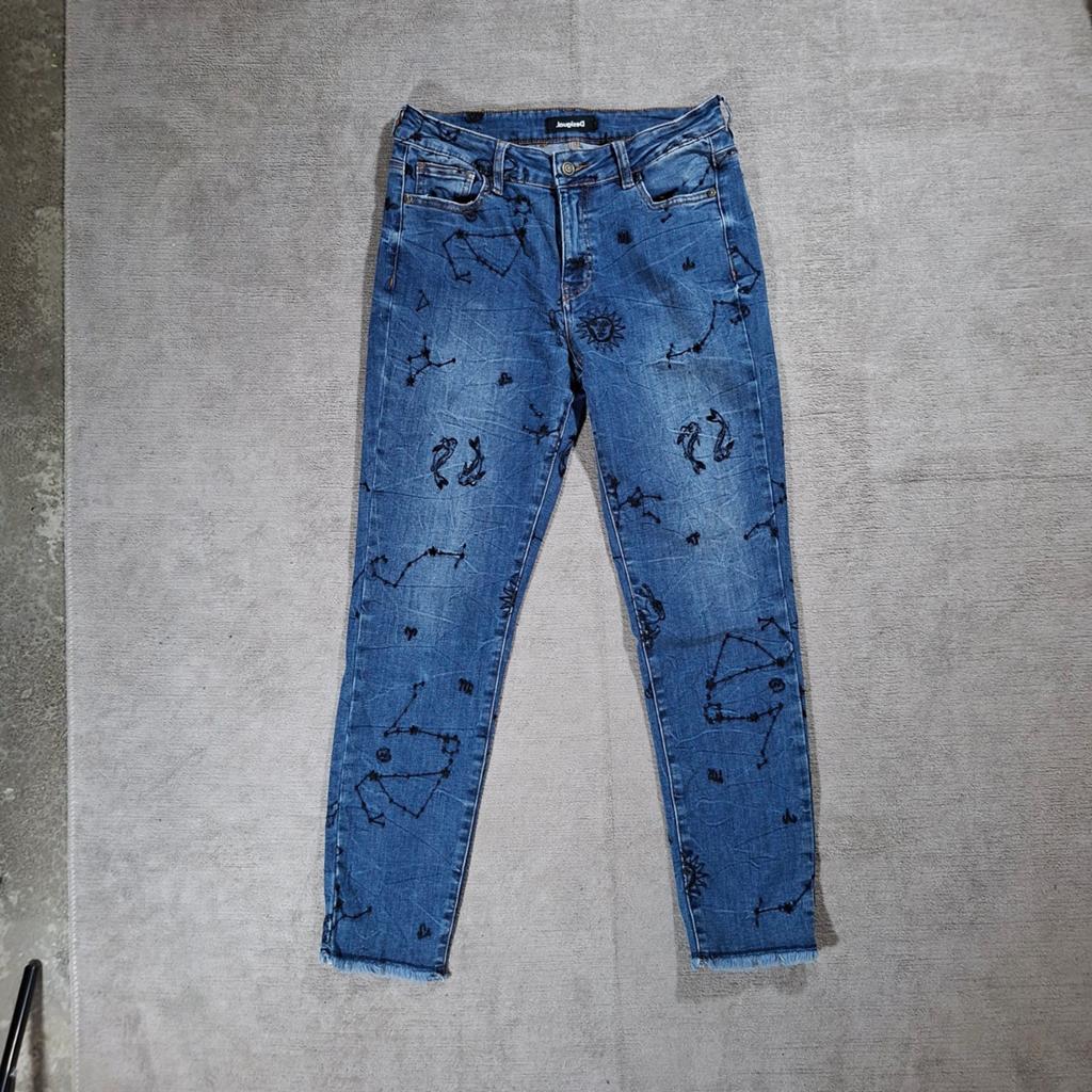 Desigual Jeans met Sterrenbeelden - Maat M, Blauw, Ophalen of Verzenden, Zo goed als nieuw, W30 - W32 (confectie 38/40)