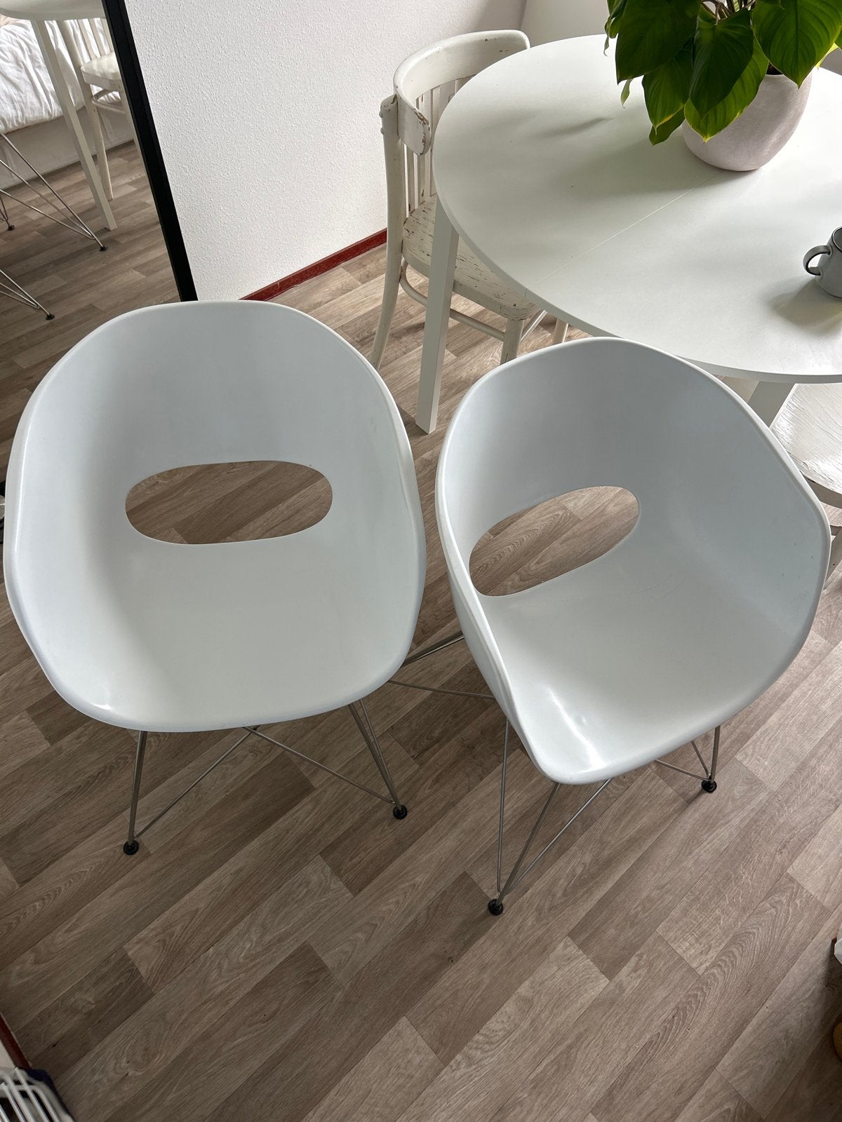 Set van 2 witte design stoelen met metalen onderstel, Ophalen, Kunststof, Gebruikt, Twee
