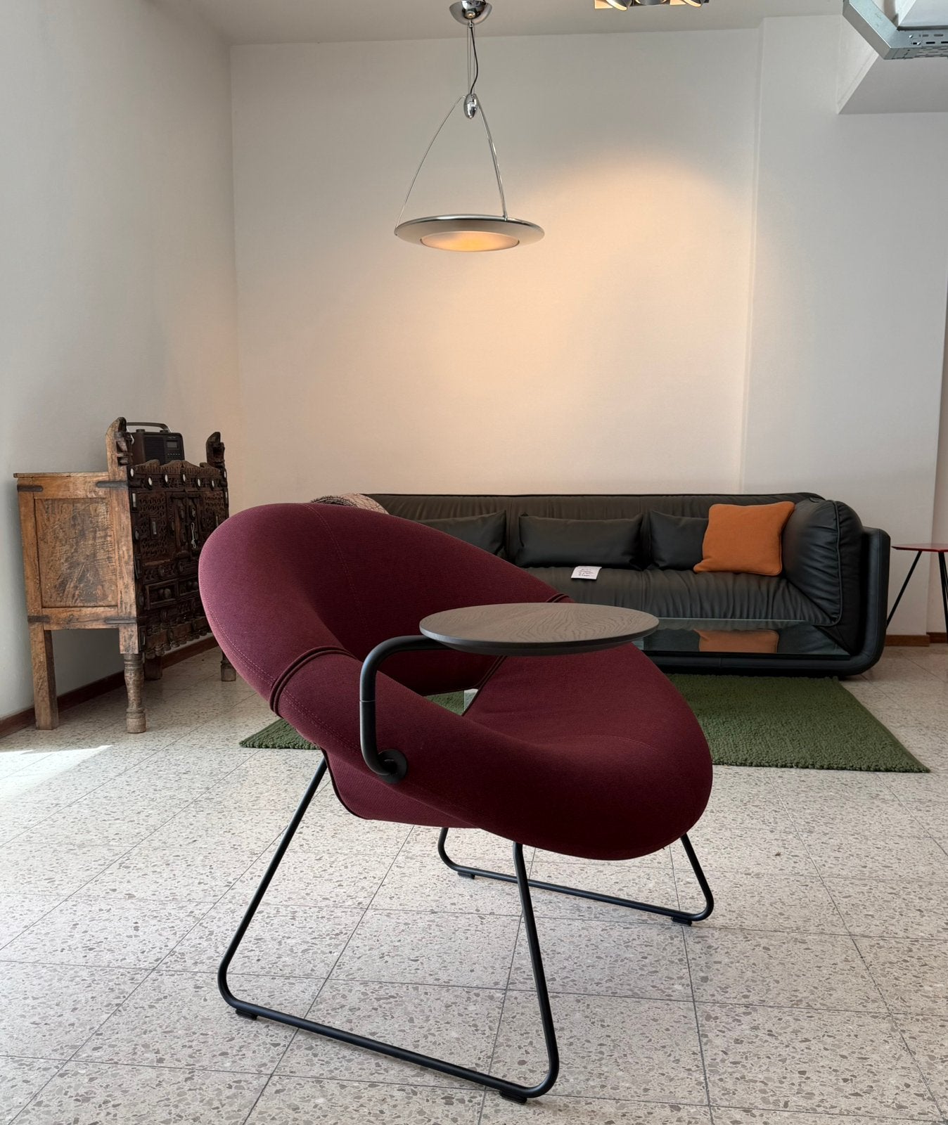 Leolux Mimas fauteuil met bijzettafeltje