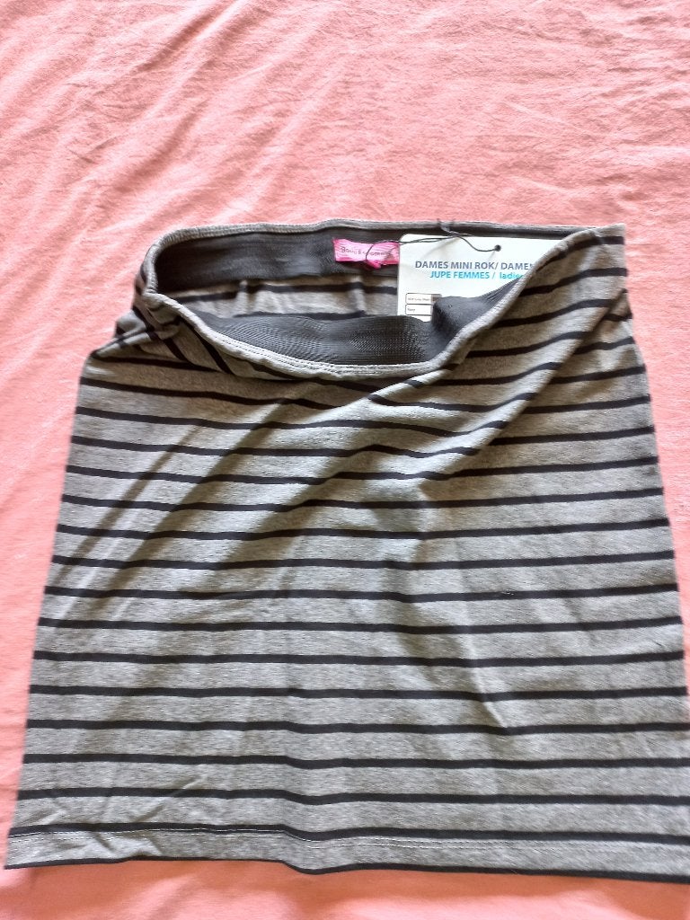 *NIEUW* grijs zwart gestreepte rok, maat XL., Kleding | Dames, Rokken, Meerkleurig, Maat 46/48 (XL) of groter, Nieuw, Ophalen of Verzenden