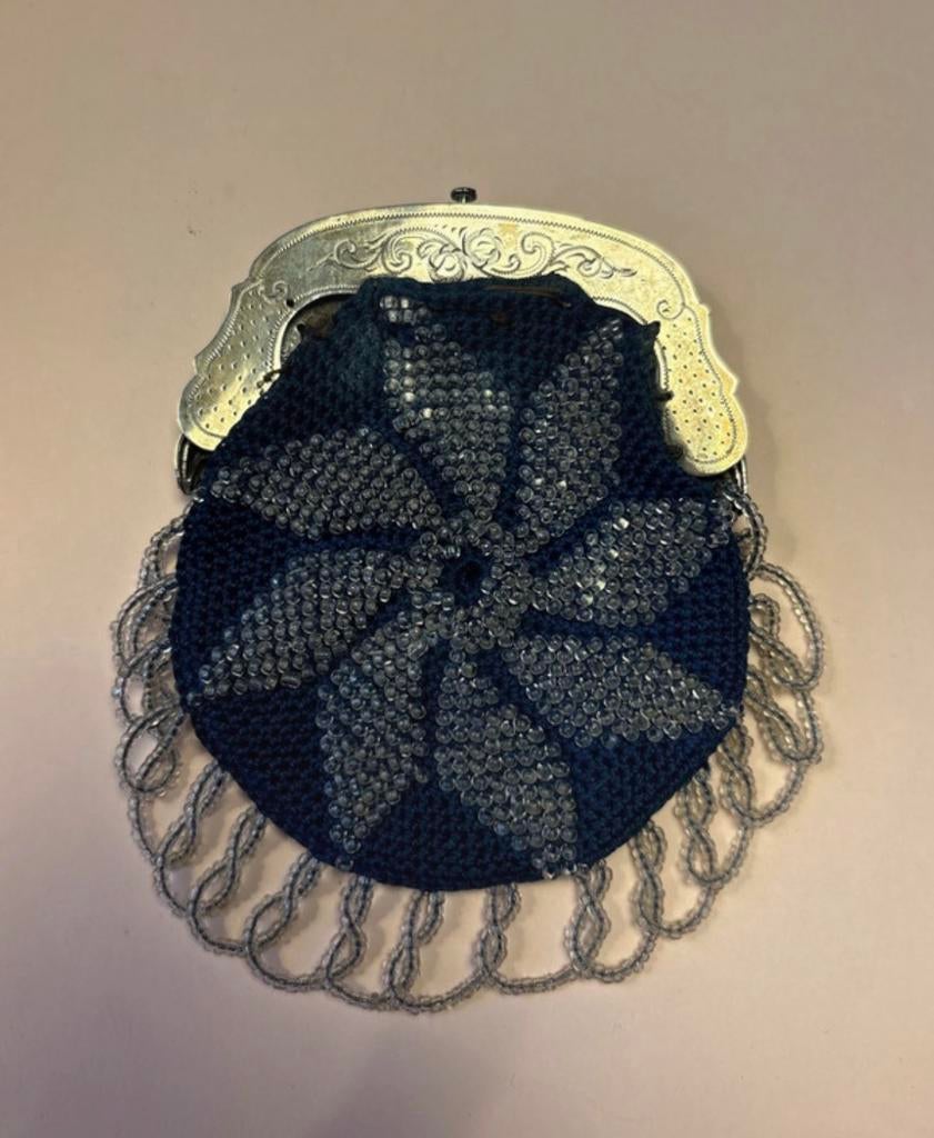 Antiek Zilveren beugel aan kralen beursje 1906, Verzenden, Zilver