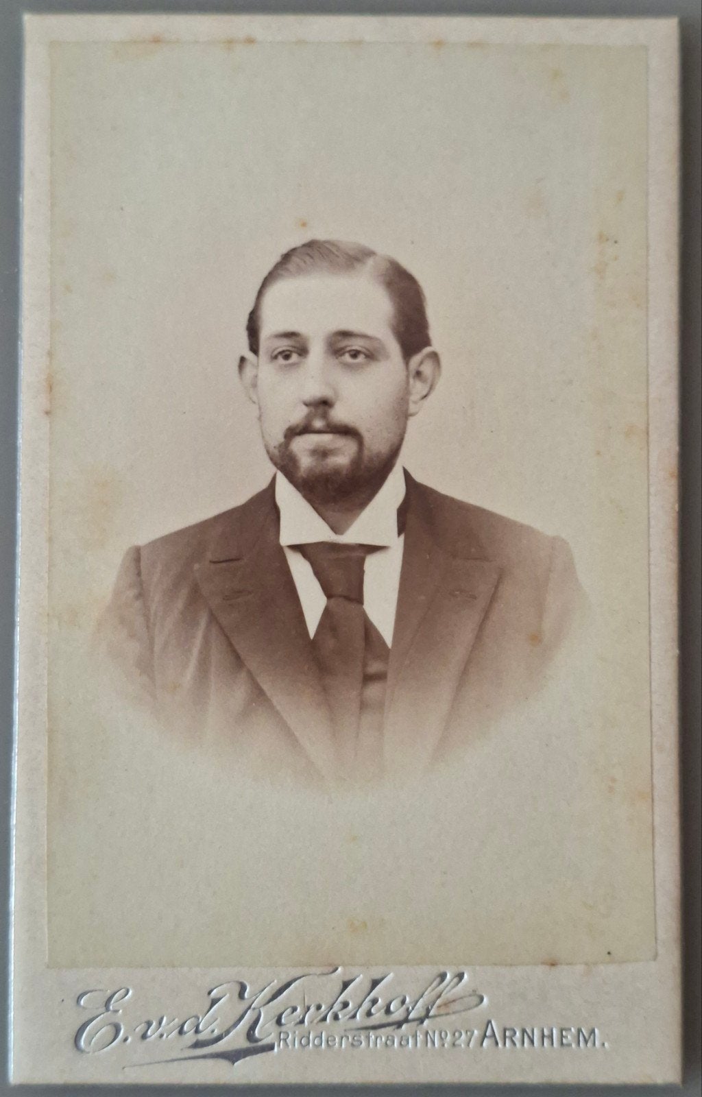 306 cdv man Arnhem fotograaf E. v.d. Kerkhoff, Ophalen of Verzenden, Voor 1940, Gebruikt, Overige onderwerpen