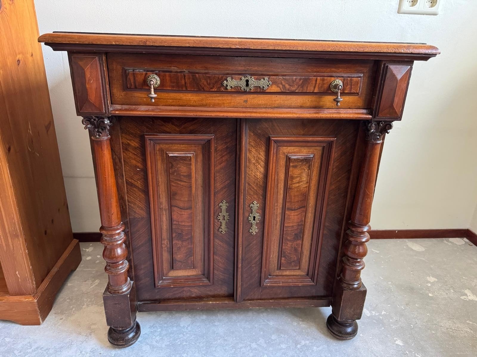 Antieke dressoir (penant kast) met sierlijke details, Antiek en Kunst, Ophalen