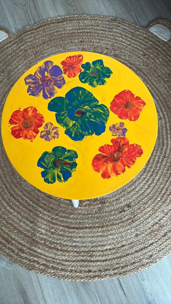 Unieke handgeschilderde bijzettafel met bloemen, Ophalen, Minder dan 45 cm, Minder dan 55 cm, Rond