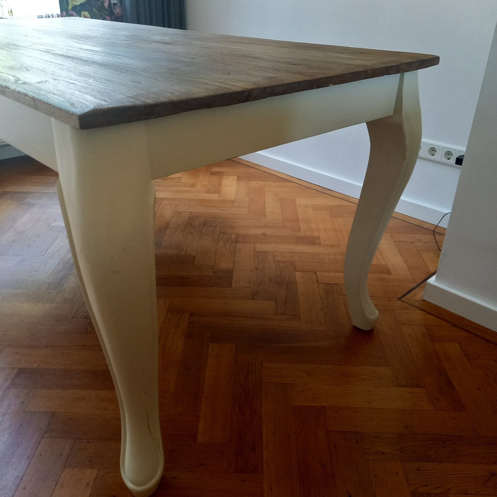 Eetkamertafel, houtenblad met witte gekrulde poten., Ophalen, Gebruikt, 50 tot 100 cm, Rechthoekig