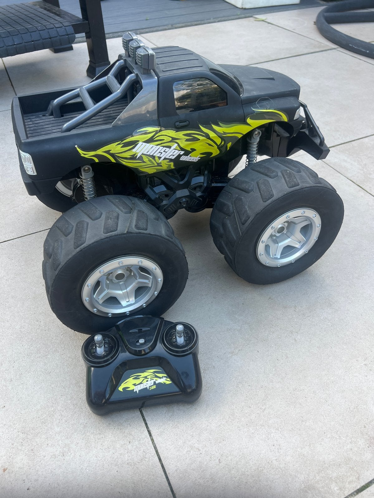 Grote RC Monster Truck 2.4GHz Met afstandsbed. Werkt goed, Hobby en Vrije tijd, Elektro, Gebruikt, Auto offroad, Ophalen of Verzenden