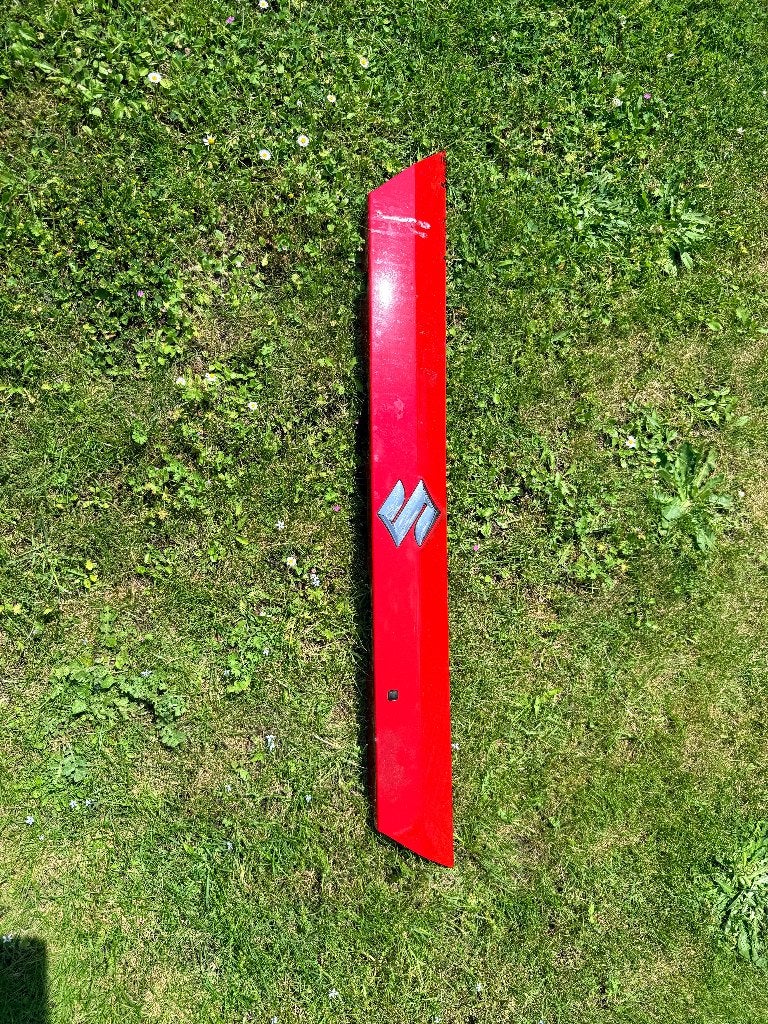 Suzuki Vitara 2021-achterklep handgreep ontgrendeling-rood., Gebruikt, Achterklep, Ophalen of Verzenden, Achter