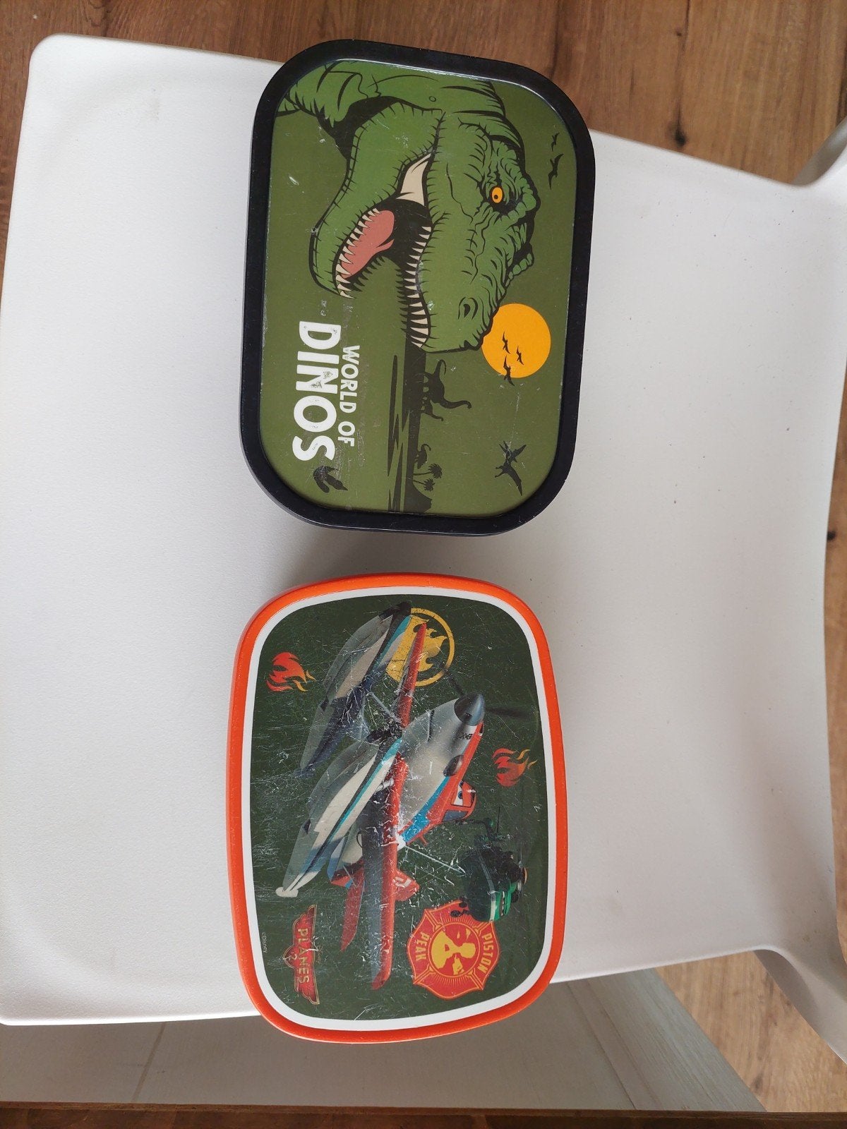 2 Broodtrommels: Dinosaurus & Vliegtuig, Ophalen of Verzenden, Gebruikt