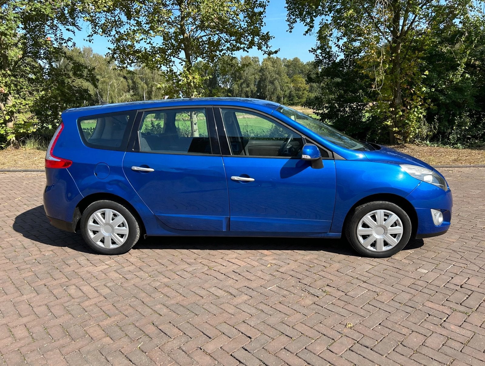 Foto 9 van Renault Grand Scenic 1.4 TCE 7P 2010 Blauw