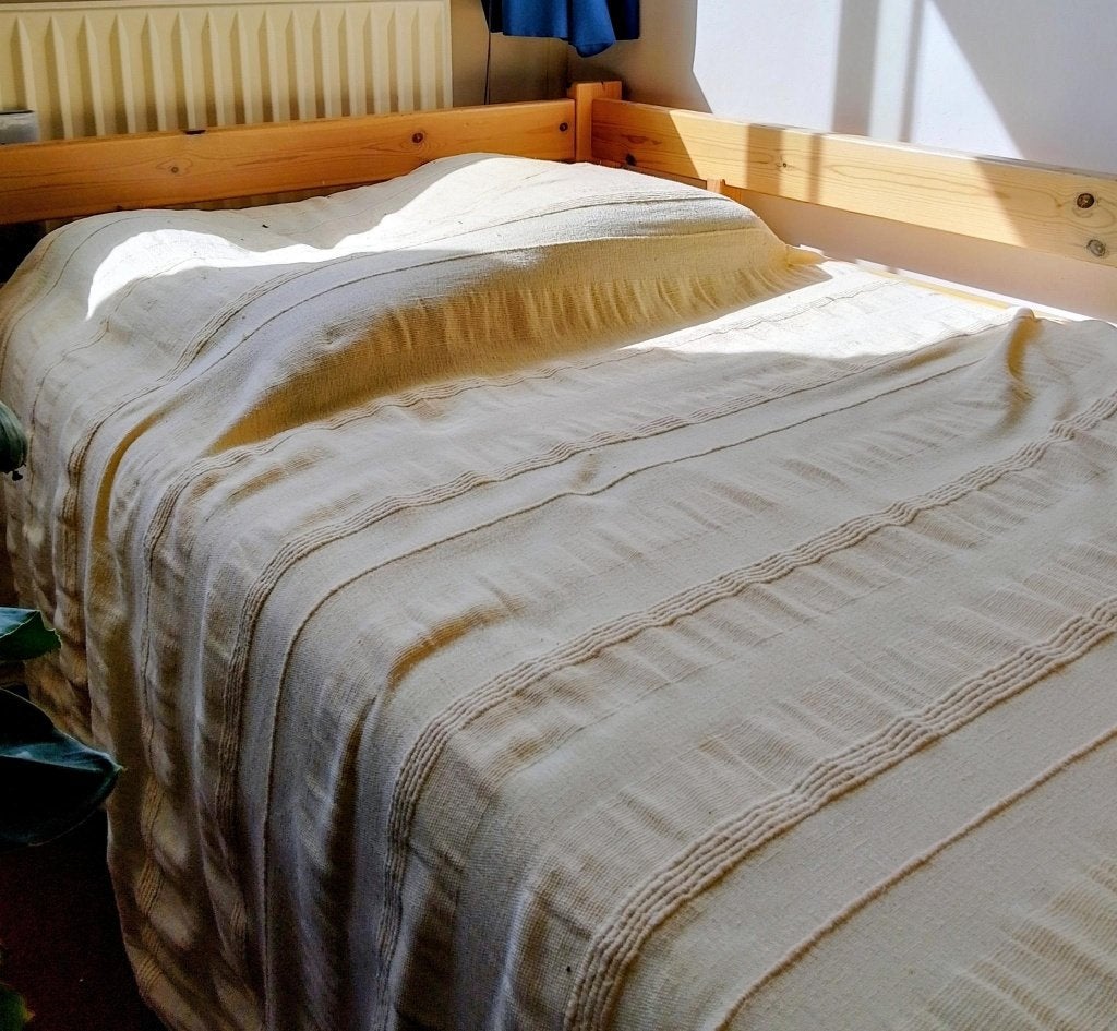 Houten eenpersoons bed, Ophalen, Gebruikt, 90 cm, Een houten bed, solide en makkelijk in elkaar te zetten.