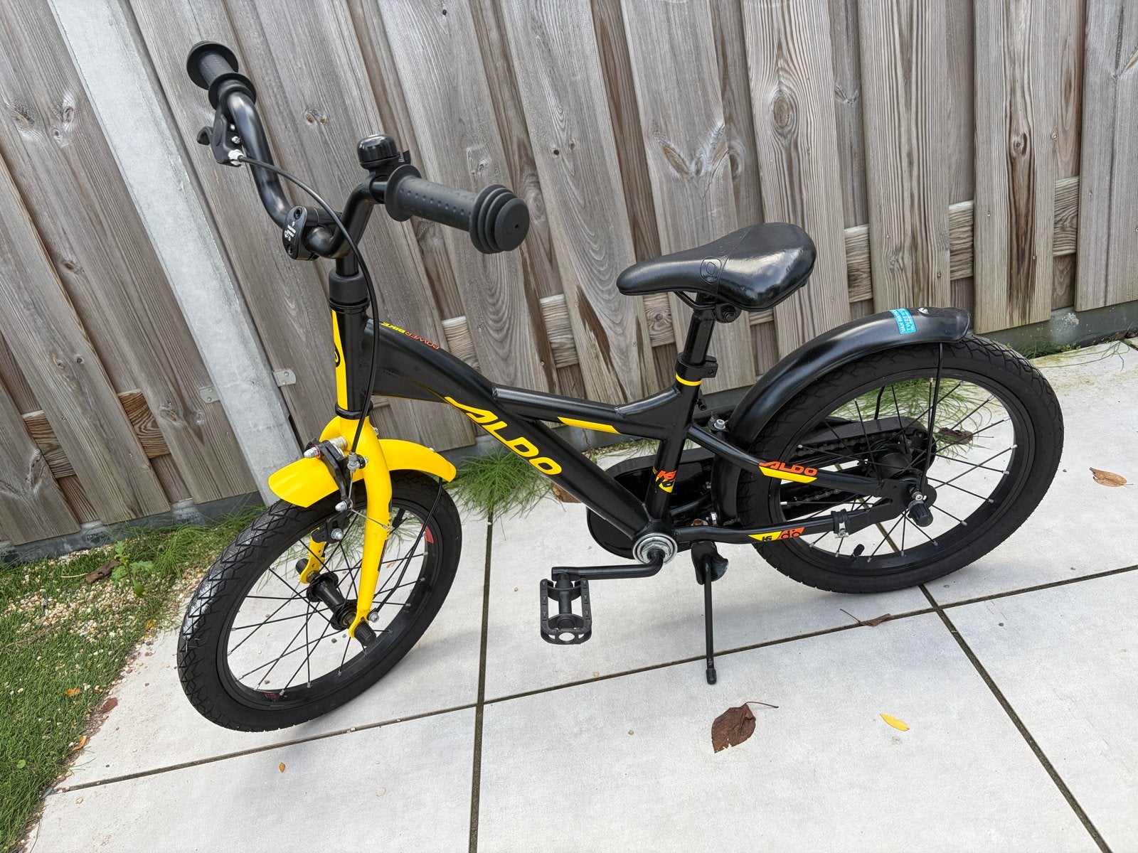 Aldo Powerbike kinderfiets 16 inch - Zwart/Geel, Ophalen, Gebruikt, Velgrem, Minder dan 16 inch