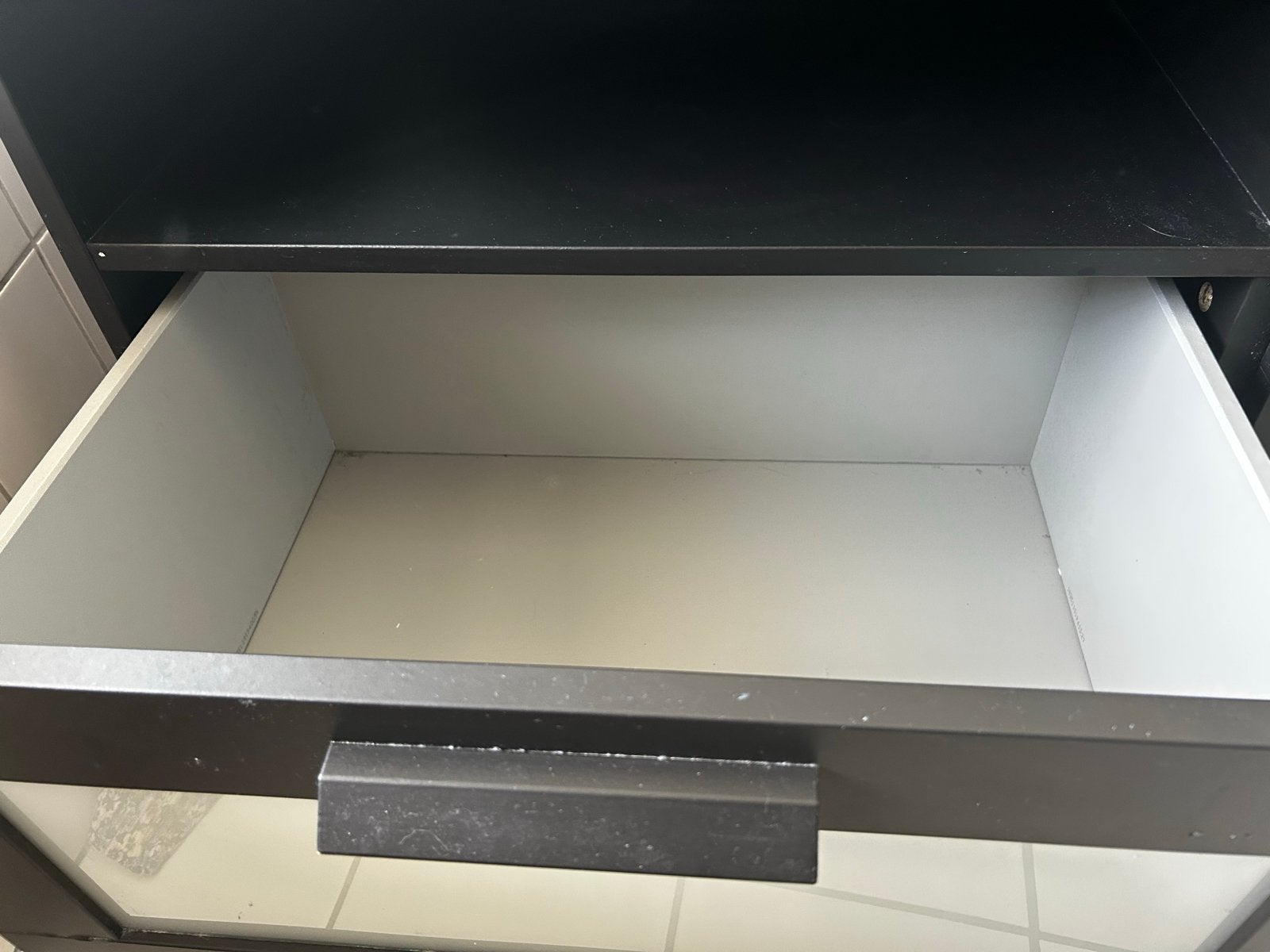 Ladekast IKEA, zwart met glazen fronten, Ophalen, Overige materialen, Gebruikt, 100 tot 150 cm