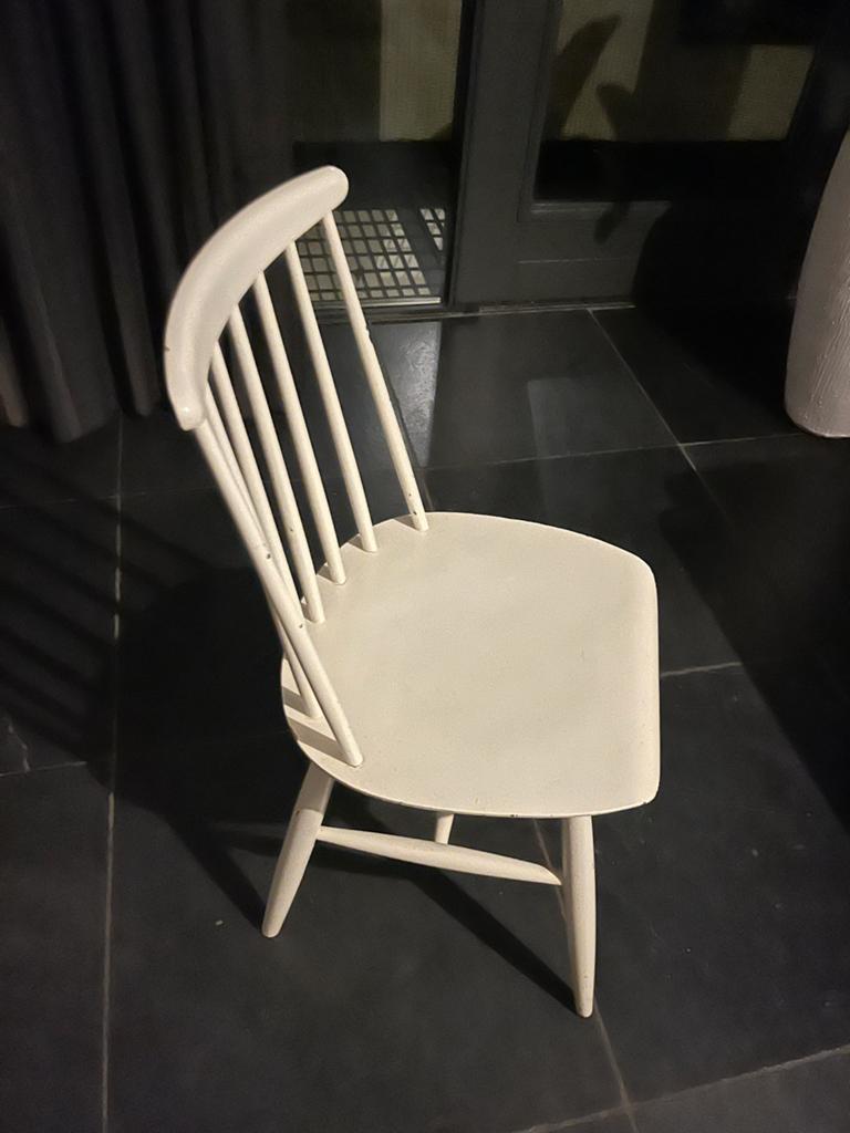 Vintage witte houten stoel met spijlen, Ophalen