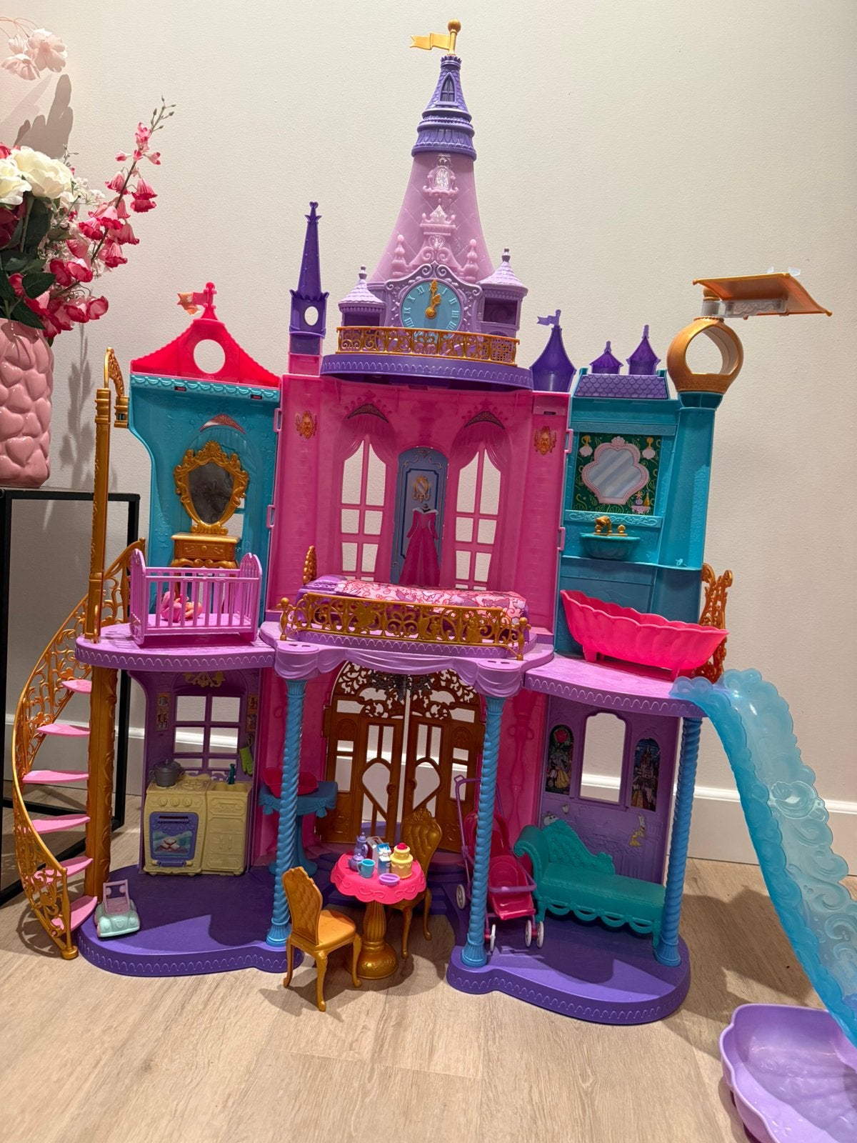 Groot Barbie prinsessenkasteel met poppen en accessoires, Ophalen, Zo goed als nieuw, Poppenhuis