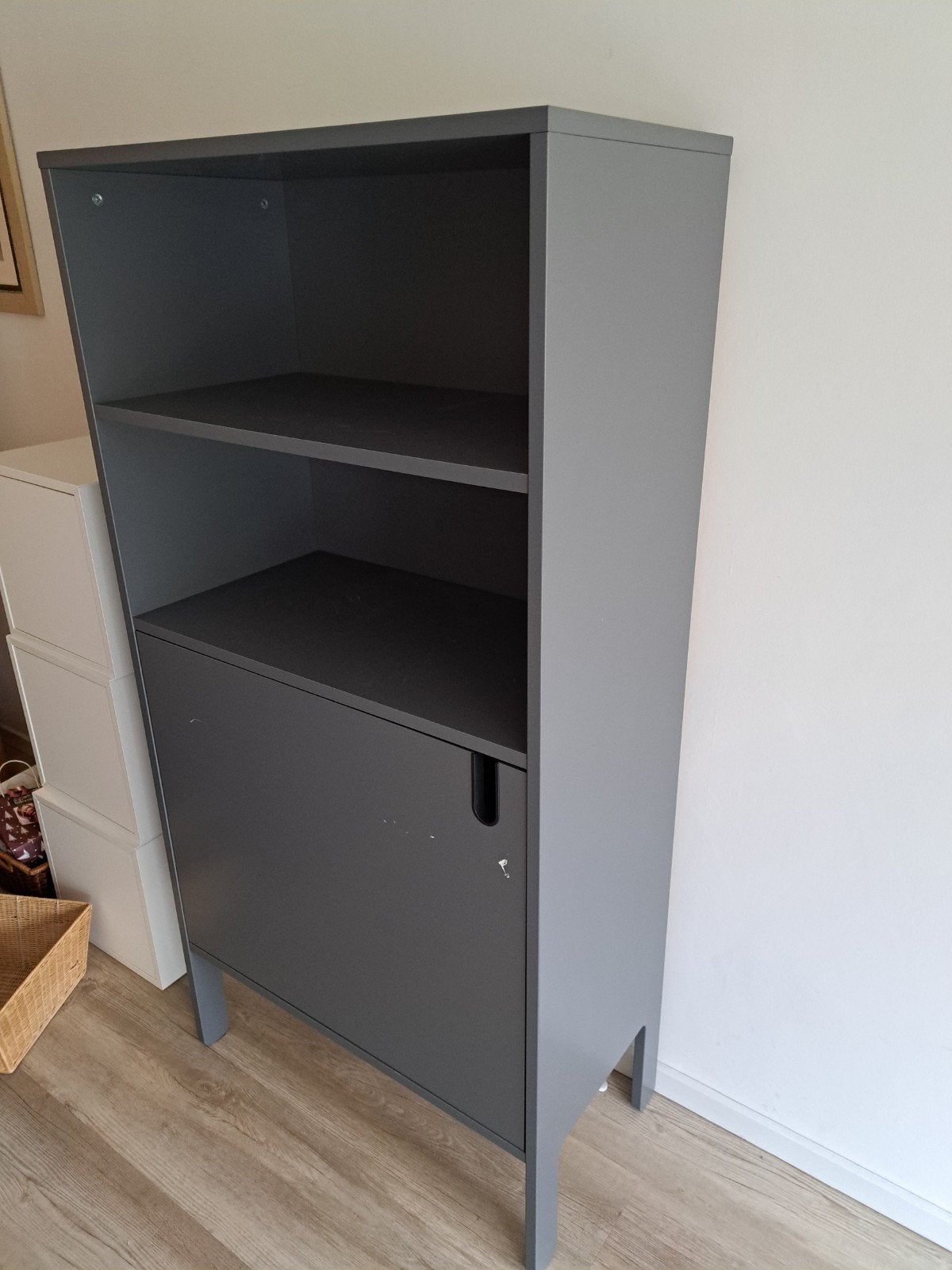Grijze kast met open vakken en deurtje - 76x152x40 cm, Ophalen of Verzenden