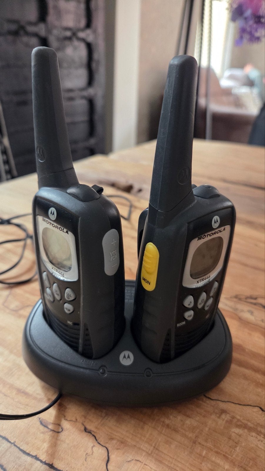 Motorola XTR446 Walkie Talkie Set met Lader, Telecommunicatie, Ophalen of Verzenden, Gebruikt, 2 to 5 km, Portofoon of Walkie-talkie