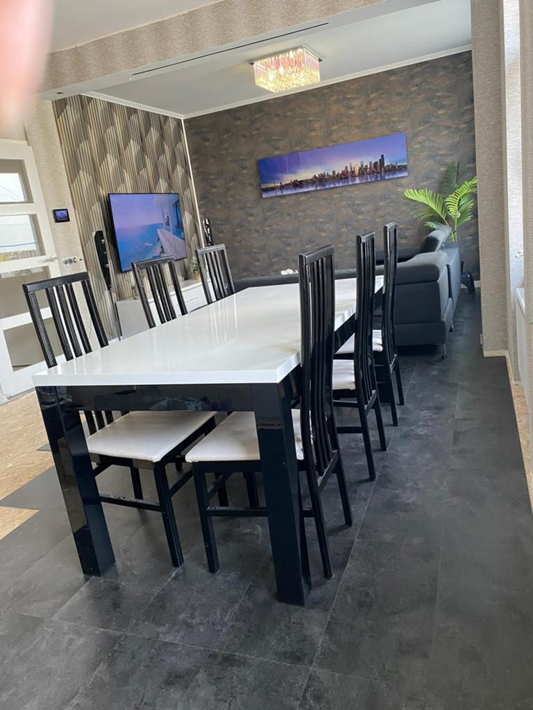 Zwarte eettafel met witte blad, inclusief 6 stoelen, Huis en Inrichting, Tafels | Eettafels, Ophalen, Gebruikt, 50 tot 100 cm