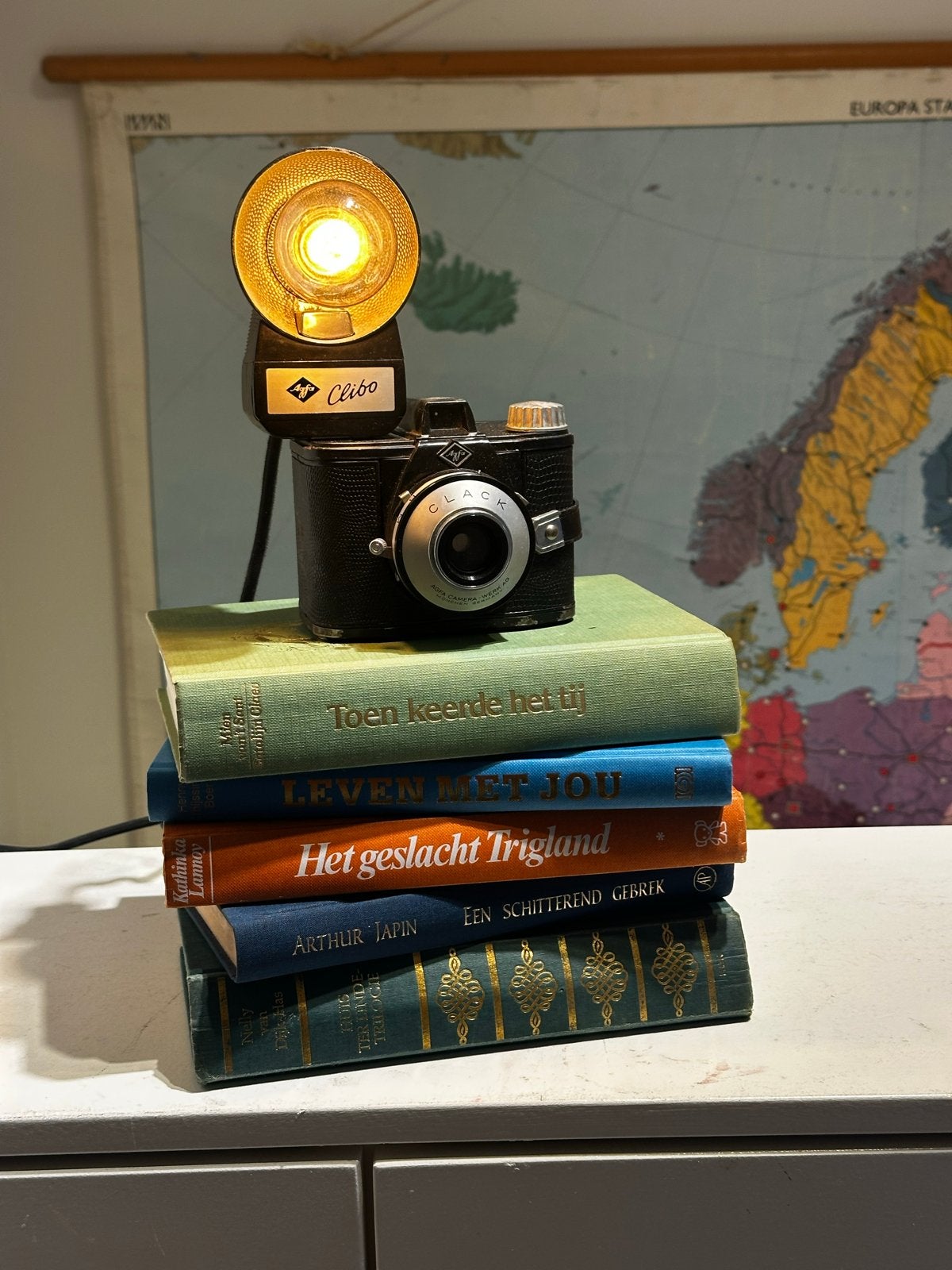 Unieke vintage cameralamp op boekenstapel, Ophalen of Verzenden