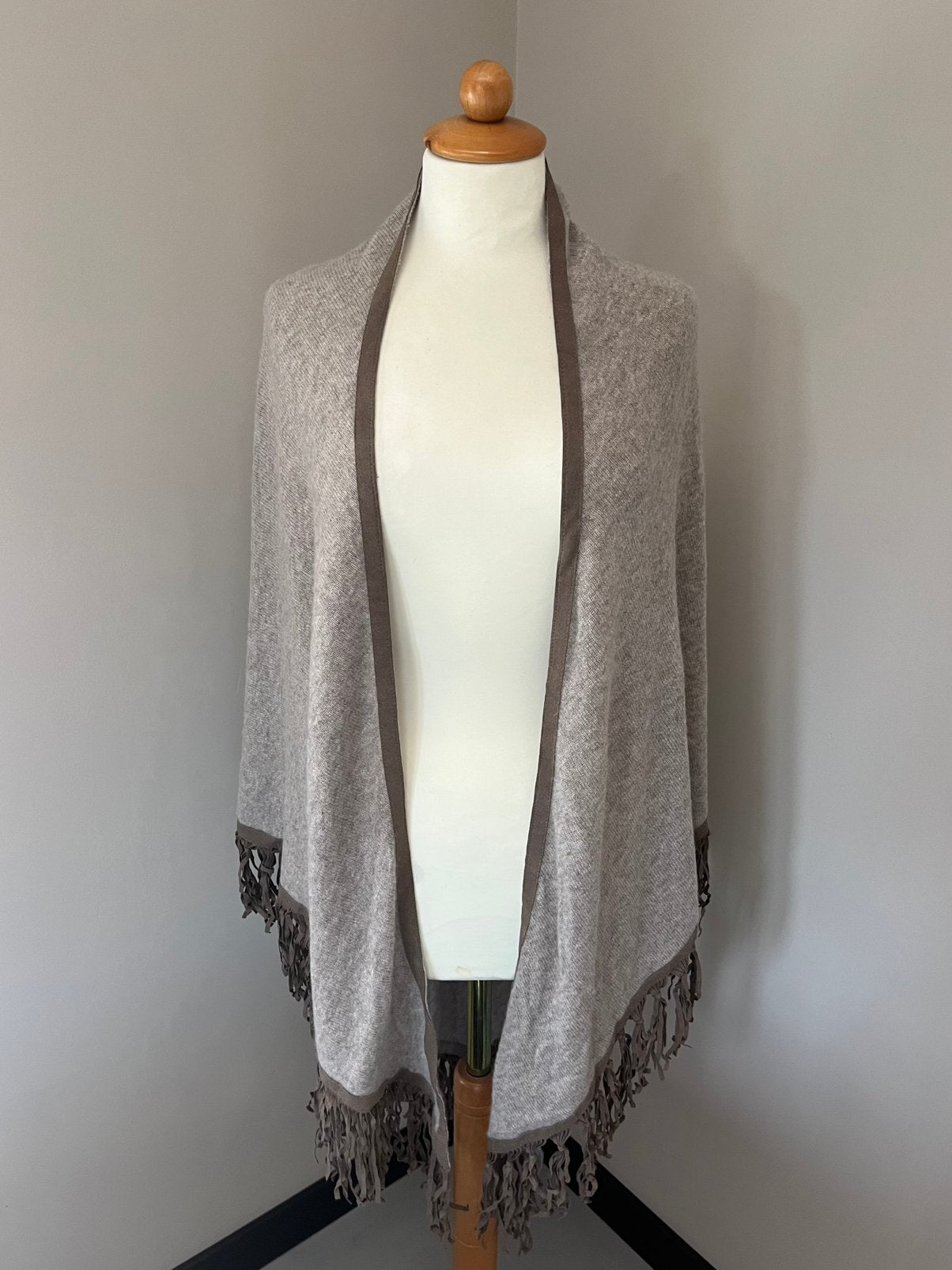 Repeat Cashmere omslagdoek cape beige bruin, Kleding | Dames, Ophalen of Verzenden, Zo goed als nieuw, Maat 38/40 (M), Sjaal