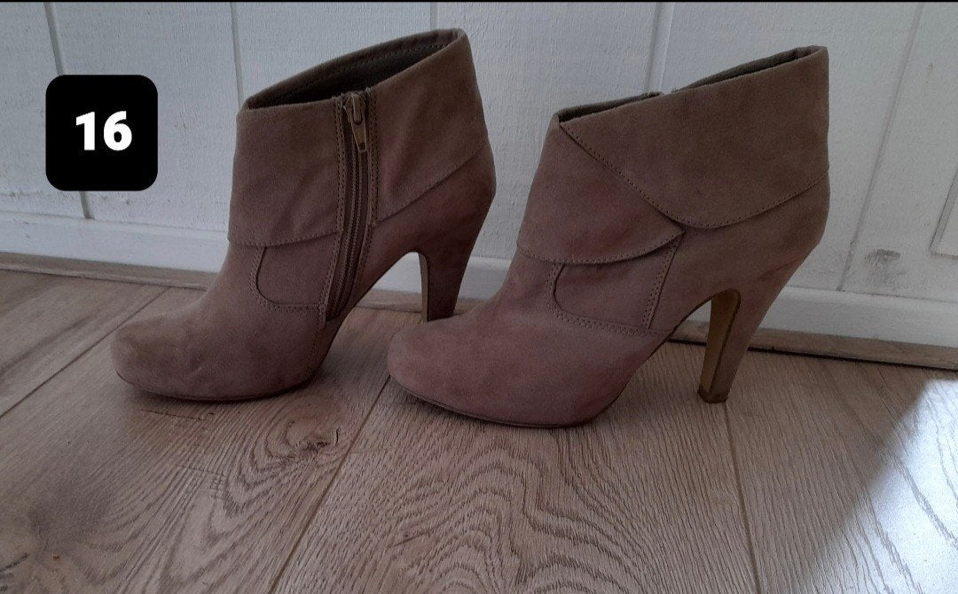 Ecru suèdelook enkellaarsjes X Red Emilio Luca (maat 38), Beige, Lage of Enkellaarzen, X Red Emilio Luca, Ophalen of Verzenden