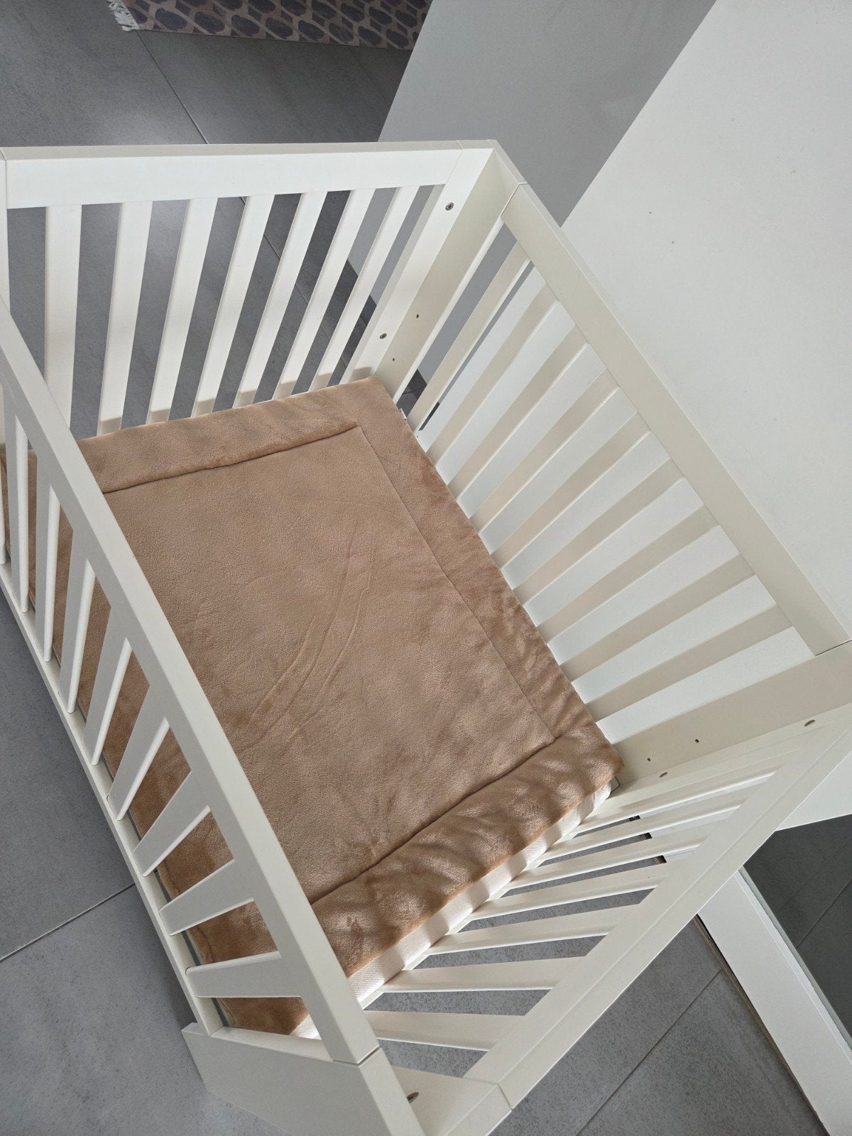 Wit ledikant met matras en deken, Kinderen en Baby's, Ophalen of Verzenden, Gebruikt, Ledikant