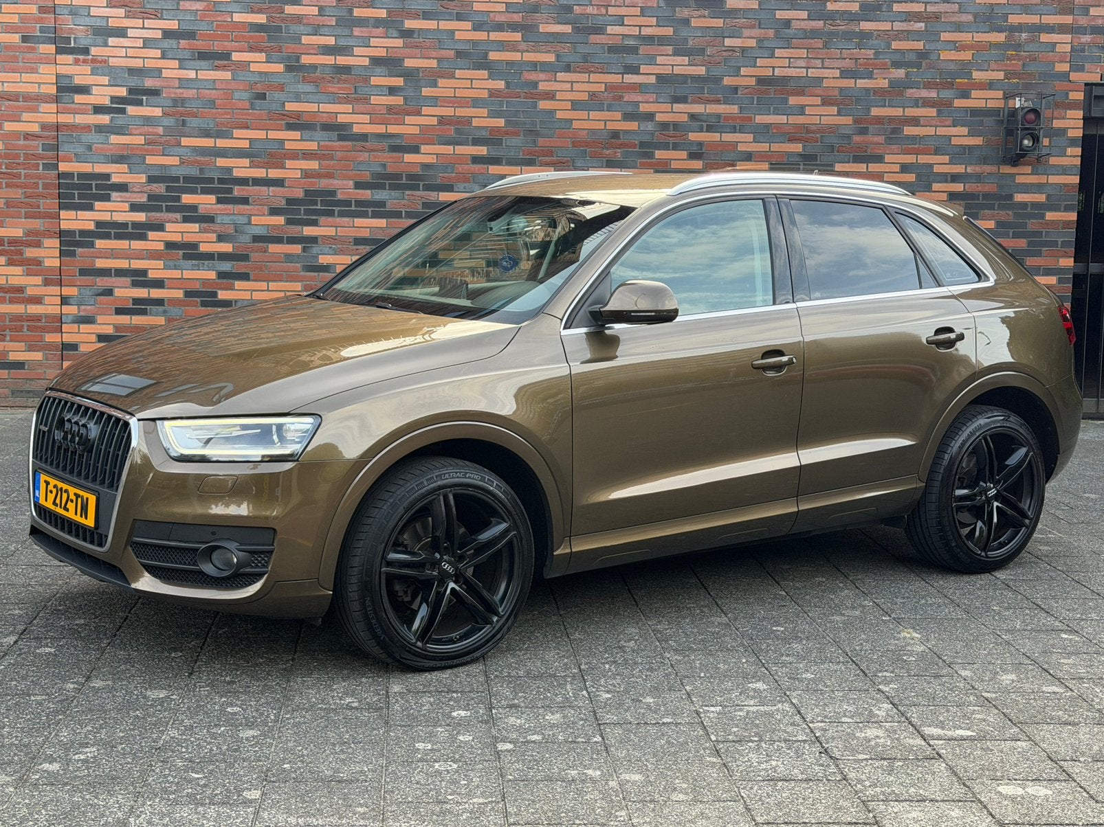 Audi Q3 2.0TFSI Quattro 125KW S-tron NAVI/PDC/CAMERA/AIRCO, Dealer onderhouden, Stof, Zwart, 4 cilinders