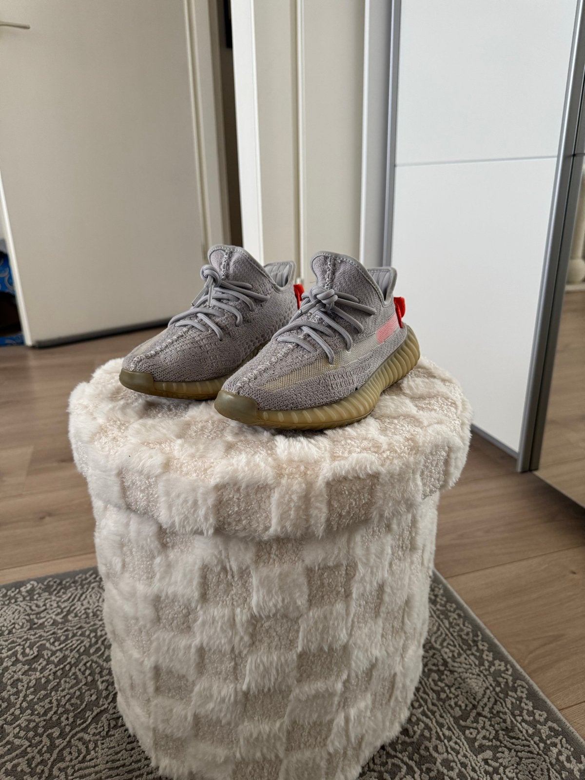 Adidas Yeezy Boost 350 V2 Grijs Oranje - Maat 37 1/3, Overige kleuren, Ophalen of Verzenden, Sneakers of Gympen, Gedragen