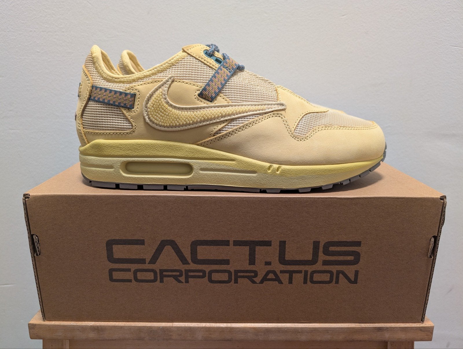 Nike Air Max 1 Travis Scott Cactus Jack Saturn Gold 43, Nike air max, Overige kleuren, Nieuw, Ophalen of Verzenden