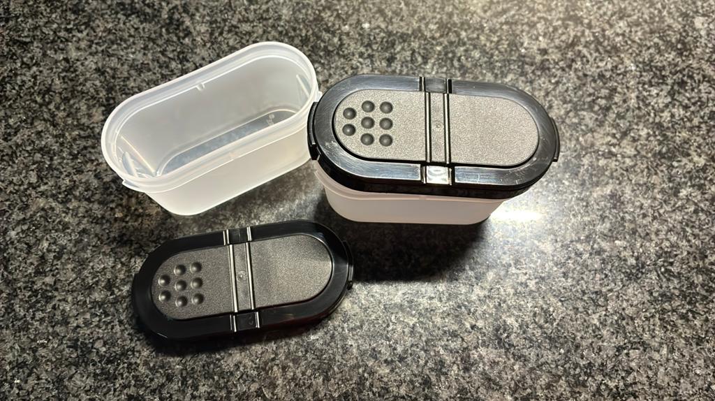 Set van 2 Tupperware kruidenstrooiers, Ophalen of Verzenden, Zo goed als nieuw, Wit, Overige typen