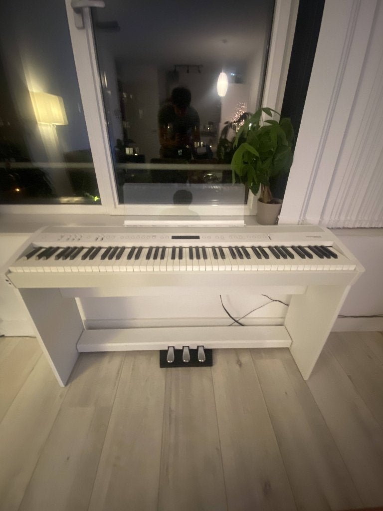 Roland FP-60X + Stand & 3 Pedals, Ophalen, Zo goed als nieuw, Wit, Piano
