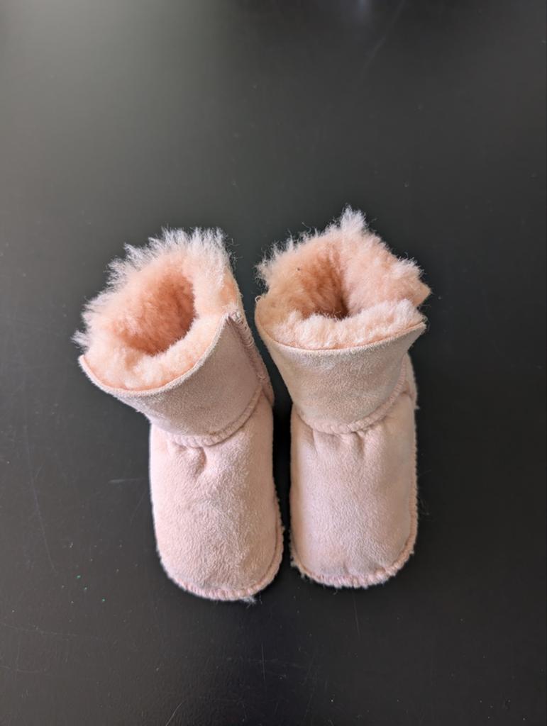 Roze Uggs voor baby's - Zo goed als nieuw, UGG, Jongetje of Meisje, Laarsjes, Ophalen of Verzenden