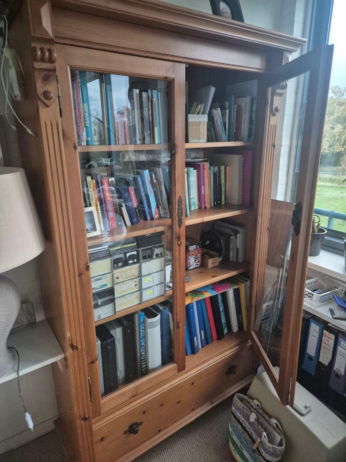 Grenen kast met glazen deuren en lade, Ophalen, Gebruikt, Klassiek, Met lade(s)
