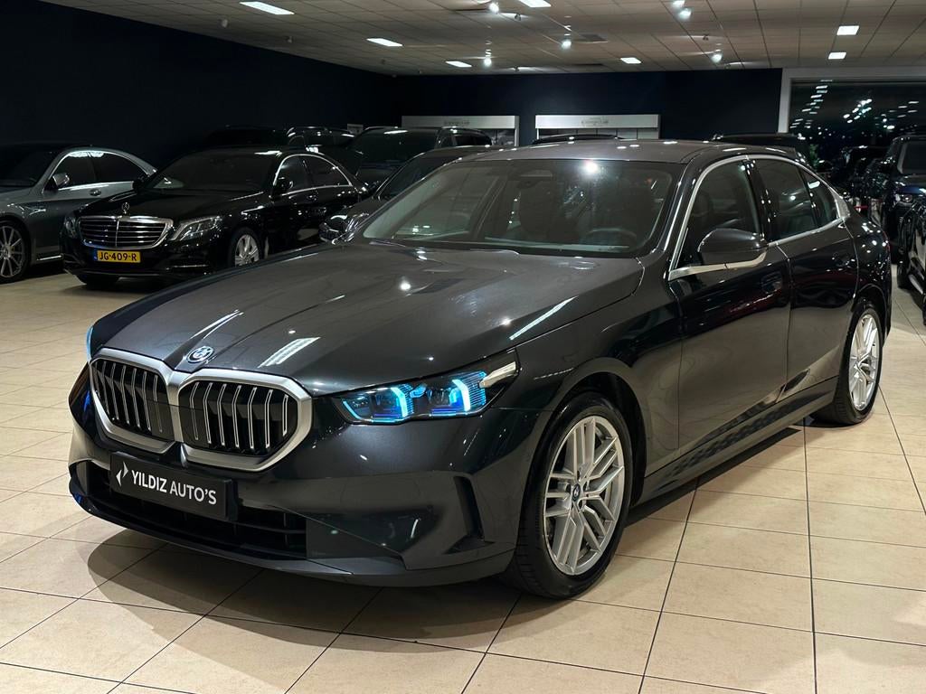 BMW I5 eDrive 40|1Eig.|AMBIENT|LEDER|BATTERIJC.100%, Achterwielaandrijving, Gebruikt, Zwart, Lichtsensor