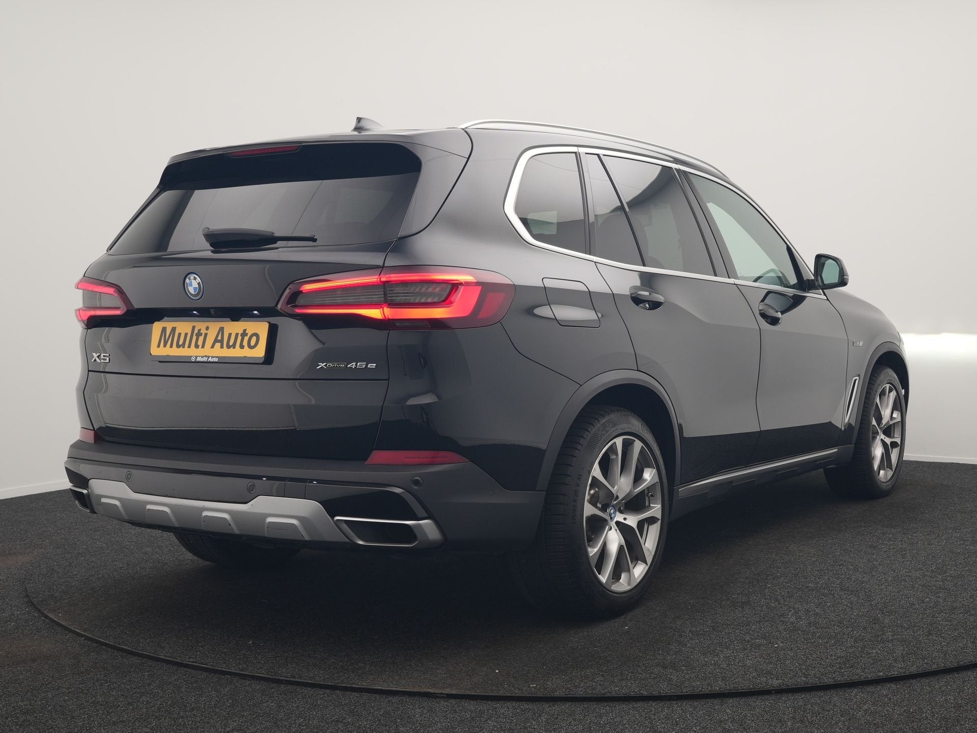 BMW X5 xDrive45e X Line PHEV 395pk Dealer O.H. | Luchtvering, Auto's, Dealer onderhouden, Gebruikt, Zwart, Vierwielaandrijving