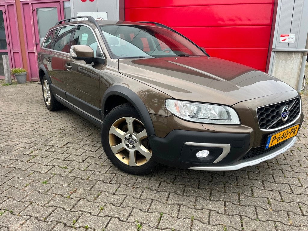 Volvo XC70 2.4 D5 215pk AWD Summum / Trekhaak max. 2.100kg /, Auto's, Volvo, Euro 5, Gebruikt, Zwart, Bruin