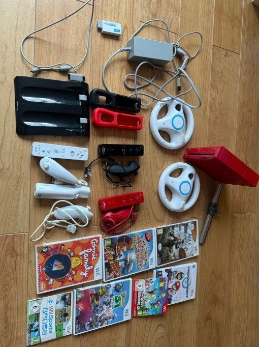 Rode Nintendo Wii Console Bundel met Accessoires en Games, Spelcomputers en Games, Ophalen, Zo goed als nieuw, Met 3 controllers of meer