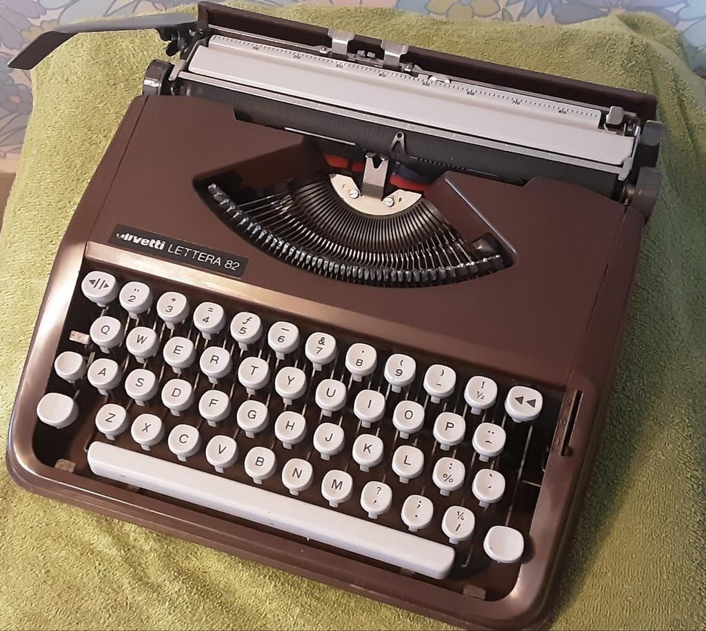 Olivetti Lettera 82 in het bruin, Diversen, Typemachines, Ophalen