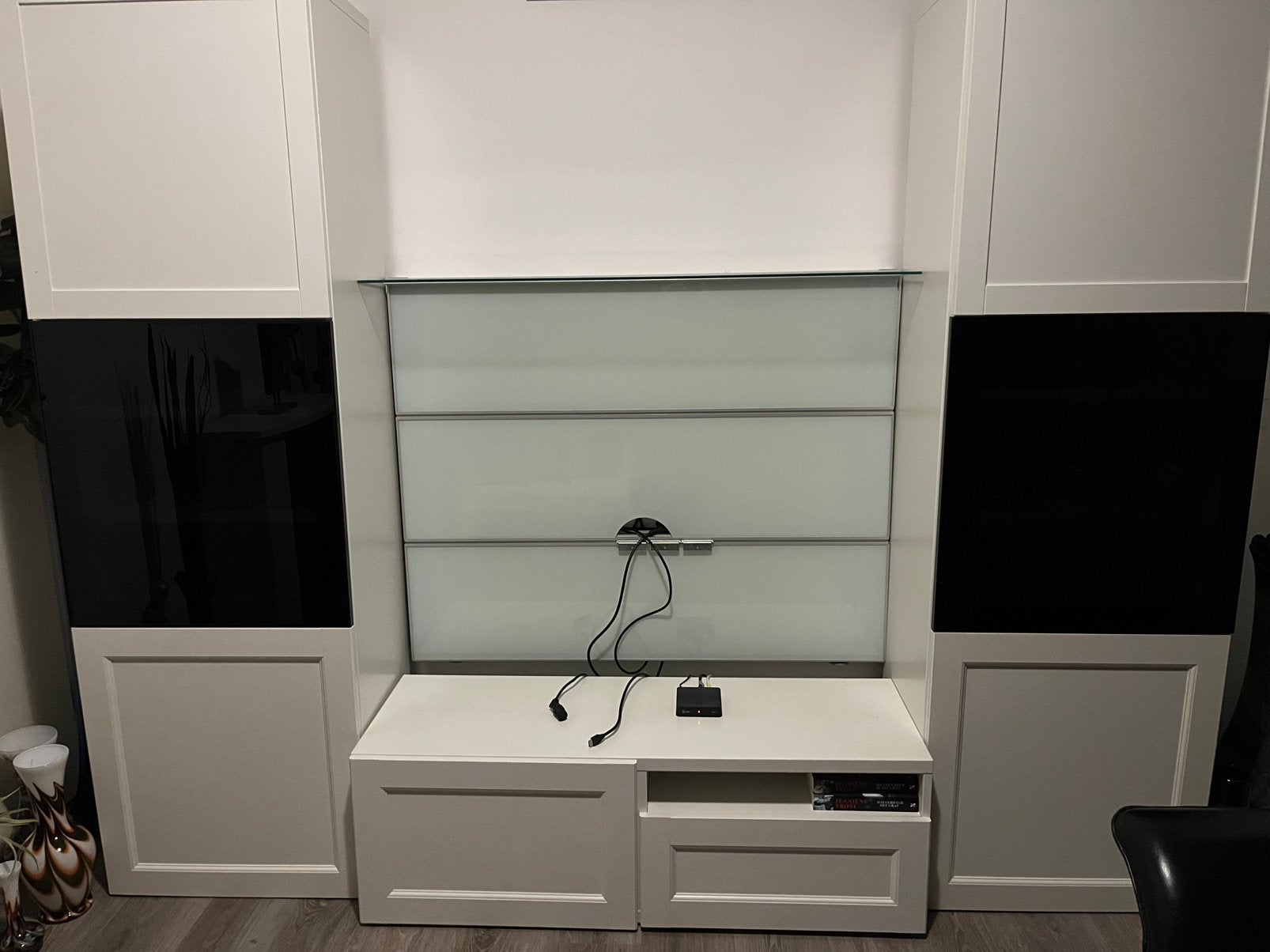 Ikea wandmeubel. Wit met 2 zwarte deuren, Ophalen, Zo goed als nieuw
