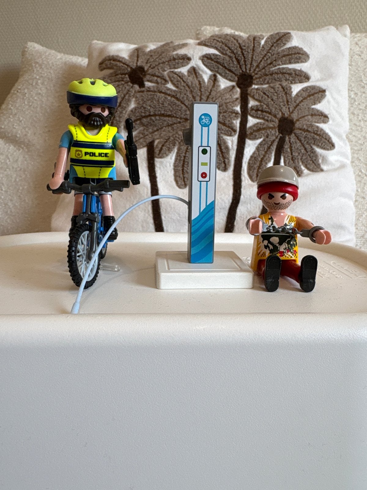 Playmobil biker politieagent met boef, Ophalen of Verzenden, Gebruikt