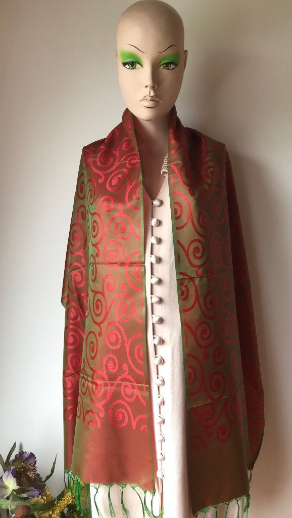 Shawl - lang - zijde - groen en rood - met franjes - vintage, Ophalen of Verzenden, Zo goed als nieuw, Maat 46/48 (XL) of groter