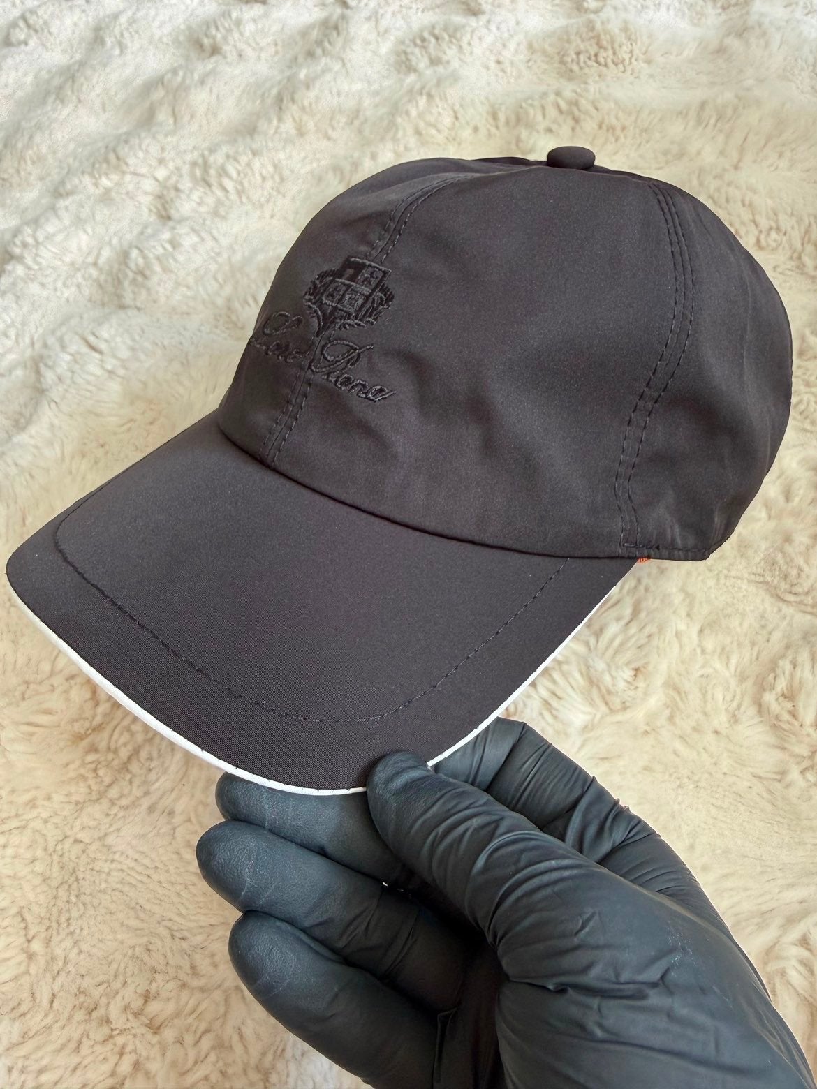 Loro Piana Zwarte Pet met Geborduurd Logo, Kleding | Heren, Hoeden en Petten, Ophalen of Verzenden, Zo goed als nieuw, One size fits all