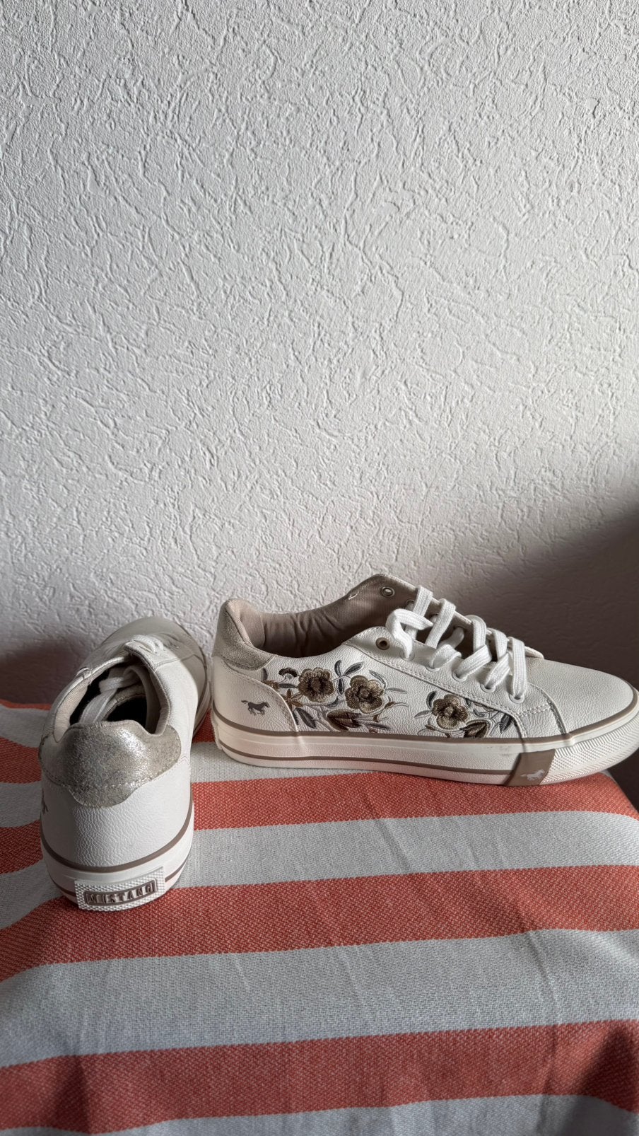 Stijlvolle witte Mustang sneakers, Wit, Ophalen of Verzenden, Sneakers of Gympen, Zo goed als nieuw