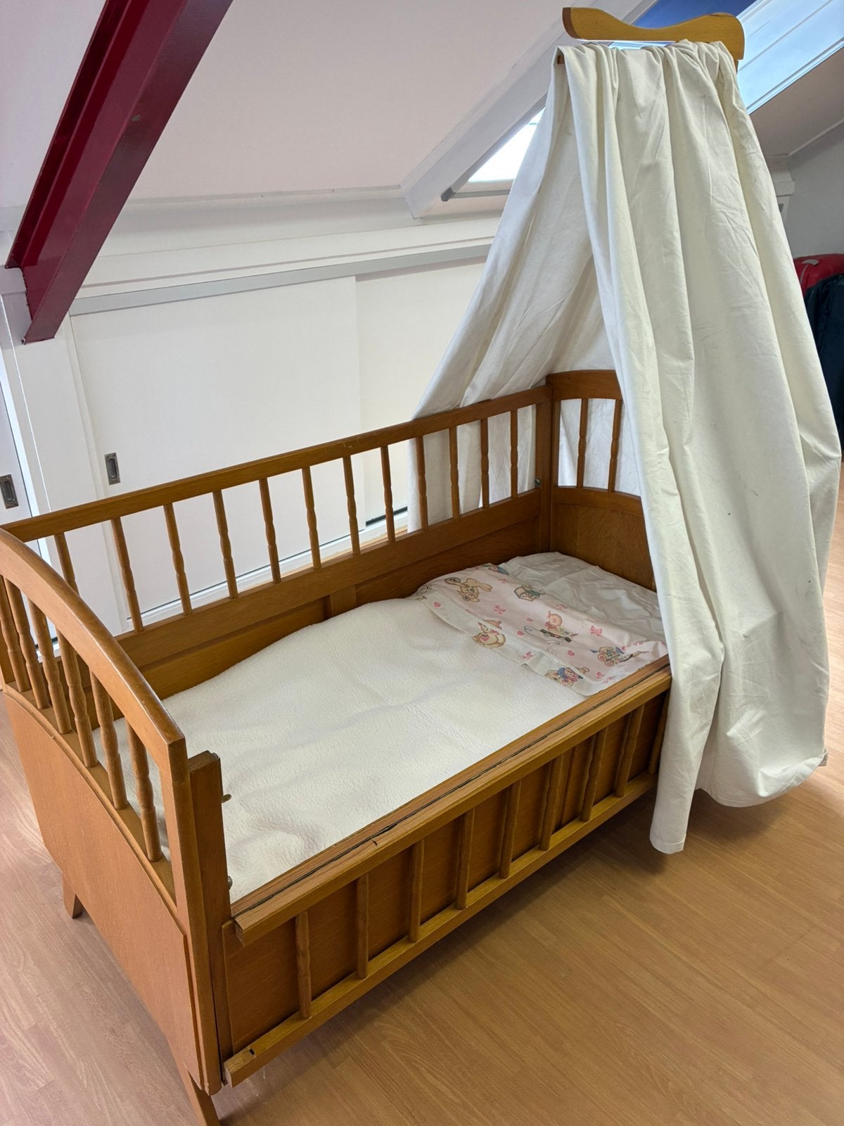 Baby-/kinderbedje vintage met hemeltje, Ophalen, Zo goed als nieuw, Ledikant