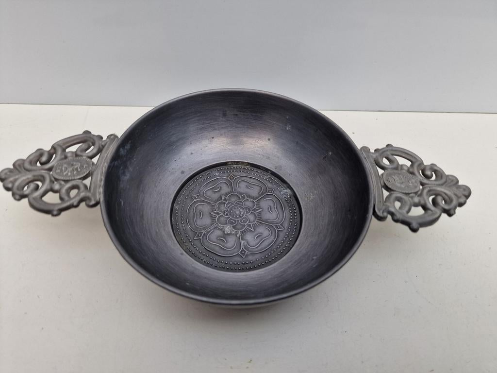 Antieke tinnen schaal met handvatten en roosdecoratie, Antiek en Kunst, Antiek | Tin, Ophalen of Verzenden